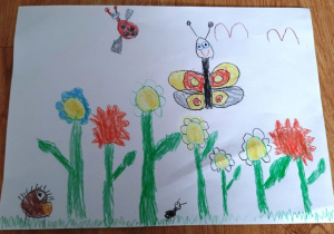„Łąka" – praca przedstawia kolorową łąkę narysowaną przez Antosia B. Dominują duże, kolorowe kwiaty. Nad nimi fruwa motyl i biedronka. W trawie po lewej stronie, widać jeża. Po środku pracy na dole narysowana jest mrówka.
